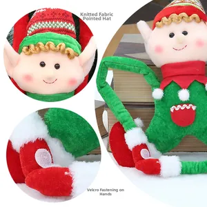 Dettaglio dell'elfo di Natale in peluche con cappello in maglia e mani con velcro