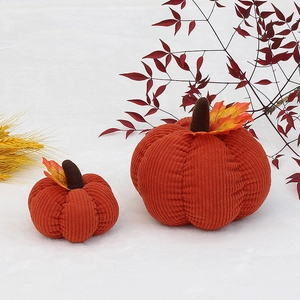 Set aus orangefarbenen Cord-Kürbissen mit Ahornblatt für herbstliche Erntedankdekoration