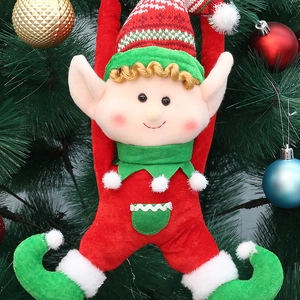 Addobbo natalizio a forma di elfo in peluche con vestito rosso e verde su albero festivo