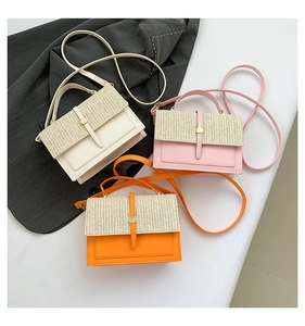 Nahaufnahme von drei gewebten Mini-Klappentaschen in Creme, Rosa und Orange mit Golddekor