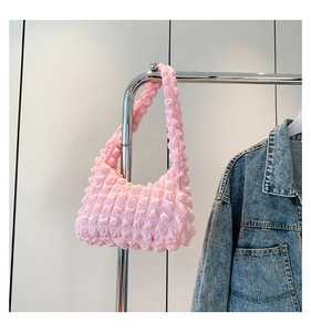 Détail du sac bulle rose avec tissu plissé popcorn et poignée d'épaule sans couture