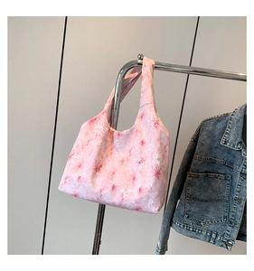 Vue détaillée du sac cabas rose en toile fleurie avec motif abstrait et large poignée