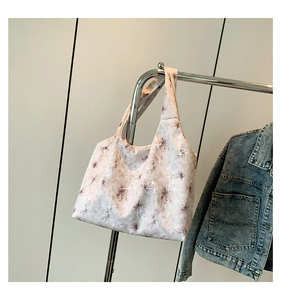 Gros plan sur le sac fourre-tout rose à imprimé floral blanc avec large bandoulière