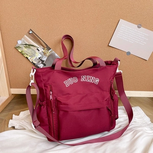Sac Fourre-tout en Toile Brodée Tendance pour Femmes Grande Capacité Multi-poches Sac à Bandoulière Style Streetwear Sac de Banlieue
