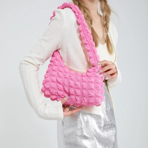 Sac bandoulière rose fuchsia avec texture à bulles et design de nuage froncé élégant