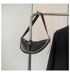 Détail du sac croissant noir avec chaîne argentée et bandoulière réglable