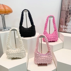 Sacs portés épaule croissants à texture popcorn en blanc, noir, rose et rose vif