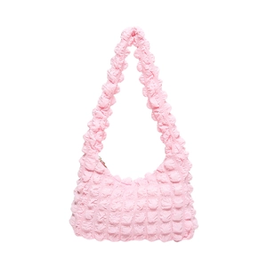 Sac à épaule rose avec texture bulles, tissu plissé élégant et design minimaliste