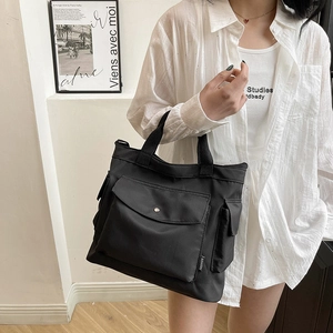 Sac fourre-tout noir minimaliste en toile à poches multiples avec boucles métalliques