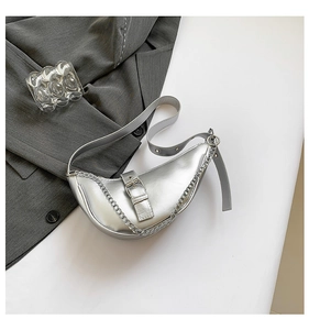 Détail du sac demi-lune argenté métallisé avec chaîne et finition brillante