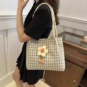 Borsa tote in tweed alla moda con decorazioni floreali e tracolla intrecciata per l'estate