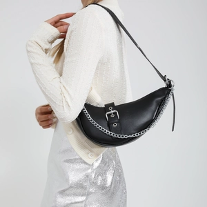Sac bandoulière demi-lune noir minimaliste avec chaîne argentée et détails en cuir