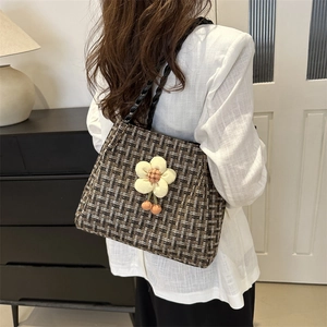 Borsa tote in tessuto a quadri marroni con ciondolo a fiore 3D e manici in corda nera