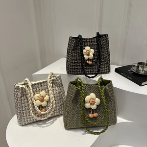 Tre borse a secchiello a quadri grigi e verdi con fiori e manici in corda intrecciata