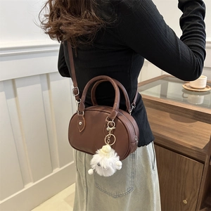 Sac bowling marron minimaliste avec pendentif chien blanc et bandoulière réglable