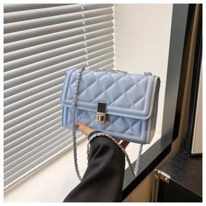 Détail du sac à bandoulière matelassé bleu clair avec chaîne argentée et fermoir