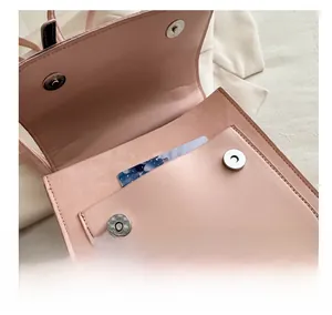 Dettaglio della tasca interna e delle fibbie magnetiche dello zaino in pelle rosa