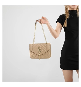 Detail der beige gesteppten Kunstledertasche mit Goldkette und Metalllogo