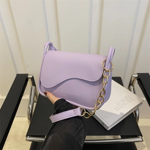 Sac à Bandoulière pour Femmes à la Mode Couleur Bonbon Sac en Cuir PU à Rabat Ondulé avec Chaîne Petit Sac Carré Urbain Minimaliste
