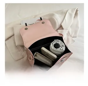 Interno della borsa a tracolla in ecopelle rosa con spazio per ombrello, telefono e portafoglio