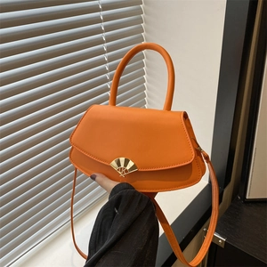 Sac à Épaule Chic en Cuir PU pour Femmes Fermoir Unique en Forme d'Éventail Sacoche Carrée Bandoulière Mode Petit Sac à Main Texturé