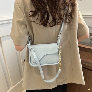 Petit sac à bandoulière bleu pastel avec chaîne dorée et fermeture à rabat design