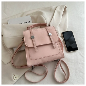 Dettaglio mini zaino rosa chiaro in finta pelle scamosciata con doppie fibbie argentate