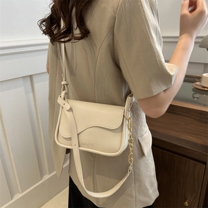 Sac à bandoulière beige minimaliste avec rabat ondulé et chaîne dorée pour femmes