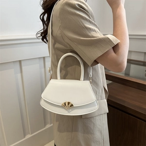 Sac à bandoulière blanc demi-rond avec fermoir éventail doré et sangle amovible