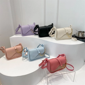 Sac bandoulière selle tendance pour femme avec chaîne dorée disponible en plusieurs couleurs