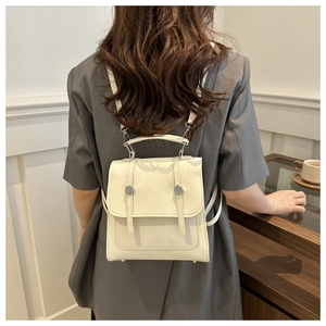 Dettaglio dello zaino mini in pelle PU color panna con fibbie in metallo e spalline