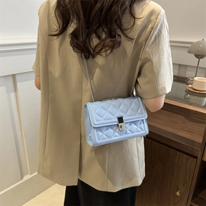 Petit sac bandoulière bleu clair matelassé avec chaîne dorée et fermoir métallique