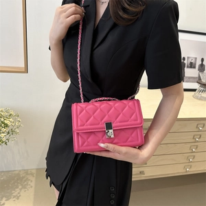 Sac bandoulière rose fuchsia matelassé avec chaîne en métal et fermoir à pression