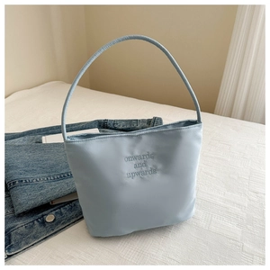 Dettaglio della borsa tote azzurra con ricamo onwards and upwards su tessuto di nylon