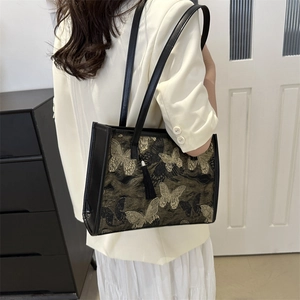 Sac à bandoulière élégant avec broderie florale, papillon doré et gland en soie