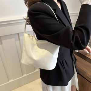 Borsa tote beige minimalista ricamata con spalline lunghe per un look casual alla moda