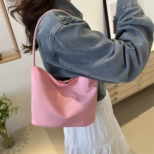 Borsa sottobraccio in raso rosa con lettere in rilievo onwards and upwards da donna