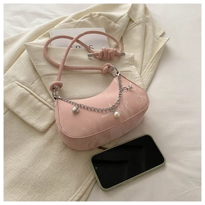 Détail du sac à bandoulière rose motif marbre avec chaîne argentée et breloques