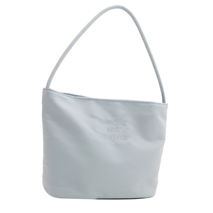 Borsa a spalla in finta pelle azzurra con ricamo onwards and upwards su uno sfondo bianco