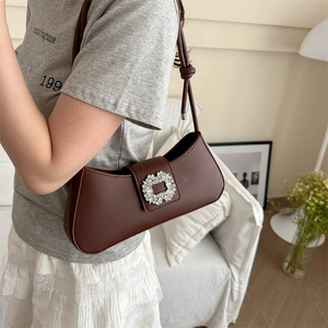 Sac sous le bras marron foncé élégant avec boucle carrée en cristal et bandoulière