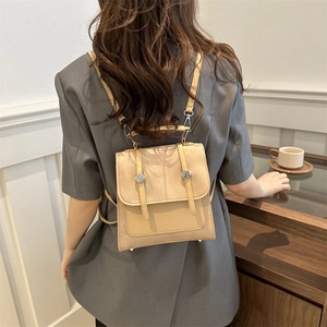 Zaino minimalista beige da donna grande capacità con finitura in pelle opaca di moda