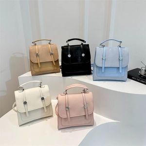 Cinque colori assortiti di zaini grandi, eleganti e minimalisti in esposizione