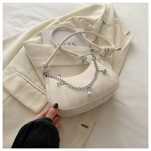 Détail du sac hobo crème à motif marbre avec bandoulière nouée et chaîne perle