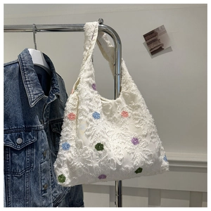 Détail du sac à bandoulière blanc avec broderie florale à franges et pétales texturés