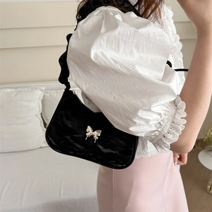 Elegante borsa sottobraccio nera a pieghe da donna con decorazione a farfalla d'argento