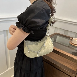 Sac sous le bras vert clair plissé avec chaîne argentée et breloques perles sur modèle
