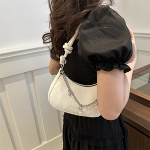 Sac sous le bras blanc demi-lune avec chaîne argentée, perles et bandoulière nouée