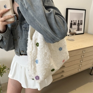 Sac à main minimaliste blanc en peluche avec broderies florales colorées pour l'été