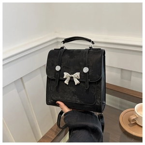 Zaino in pelle vintage nero con dettaglio farfalla argentata e manico superiore fisso