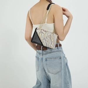 Borsa a tracolla geometrica moderna con catena dorata per una moda femminile elegante
